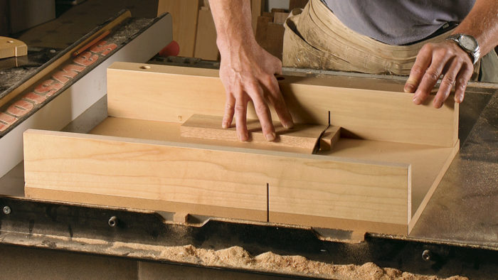 Build a simple crosscut sled for the tablesaw