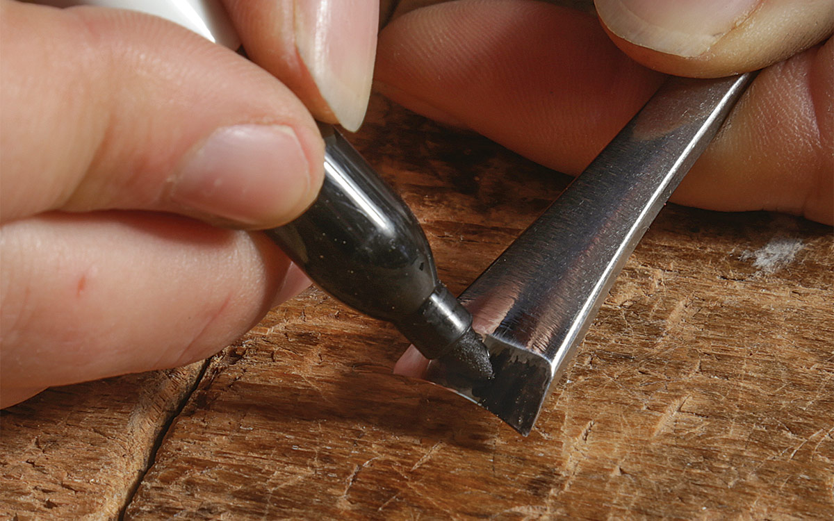 coloring the bevel of a gouge with a sharpie